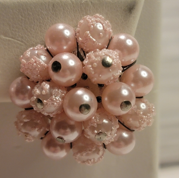 W15 Vintage Pink Faux Pearl Cluster Clip-on Earrings - Picture 2 of 4